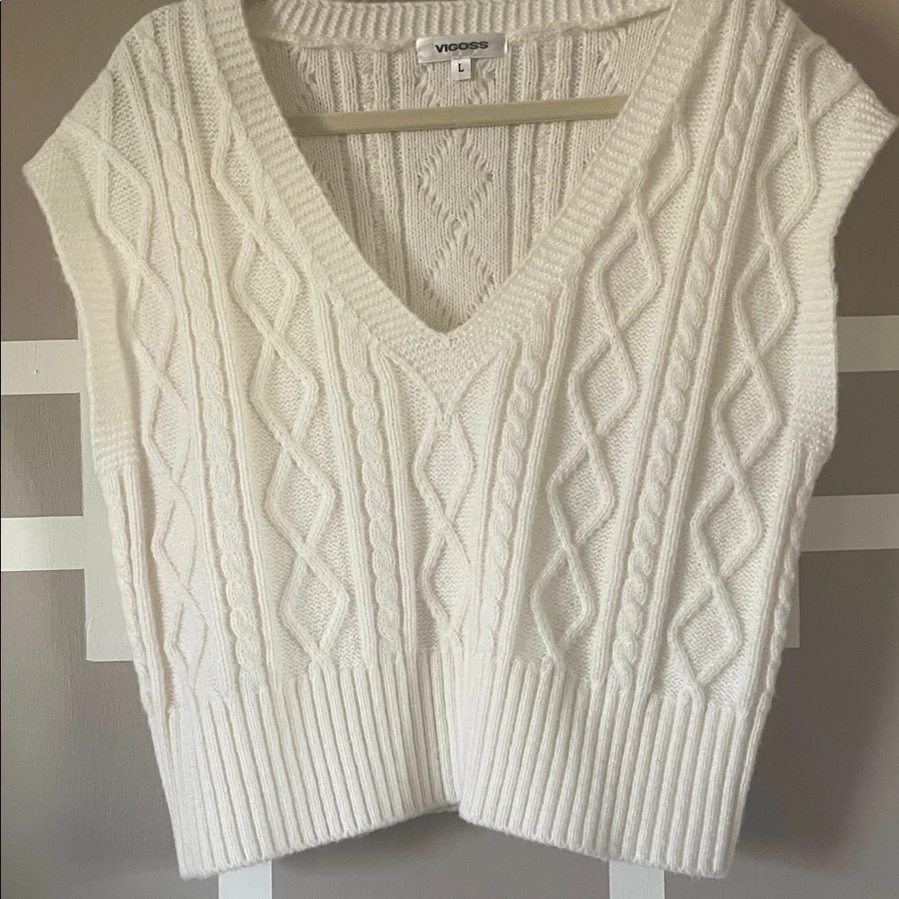 Vigoss Cream V-Neck Cable Knit Sweater Vest NWOT - Picture 3 of 4